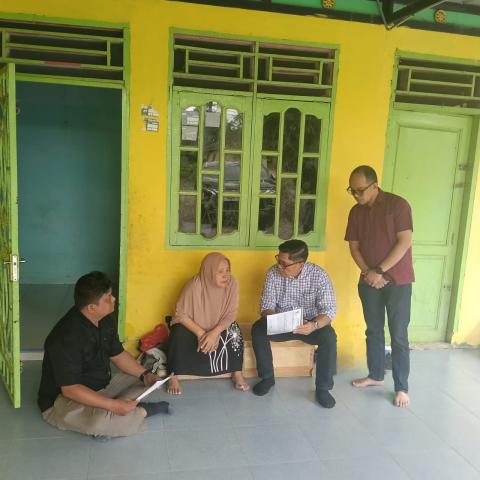 Anggota Bawaslu Sumut Bapak Suhadi Sukendar Situmorang didampingi Ketua Bawaslu Kabupaten Labuhanbatu Wahyudi saat melakukan uji petik 