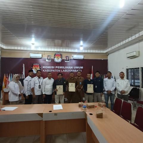 Anggota Bawaslu Kabupaten Labuhanbatu foto bersama usai Rapat Pleno Rekapitulasi PDPB Tahun 2025