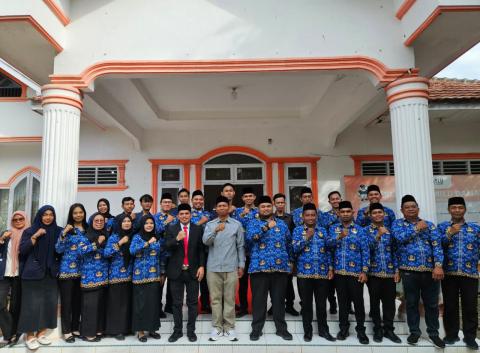 Anggota Bawaslu Kabupaten Labuhanbatu bersama Jajaran Sekretariat foto bersama usai melaksanakan upacara 
