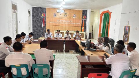 Anggota Bawaslu Kabupaten Labuhanbatu Khairul Nai Hasibuan ST.MH didampingi Kasubbag Pengawasan Pemilihan Umum dan Humas Ray Bachtian Rangkuti SH saat Pemaparan Materi 