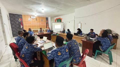 Ketua Bawaslu Kabupaten Labuhanbatu Dr. Arman Harahap M.Si saat menyaksikan Diskusi Lintas Divisi Jajaran Sekretariat Bawaslu Kabupaten Labuhanbatu 