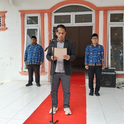 Ketua Bawaslu Kabupaten Labuhanbatu Dr. Arman Harahap M.Si saat membacakan naskah teks amanah Upacara 
