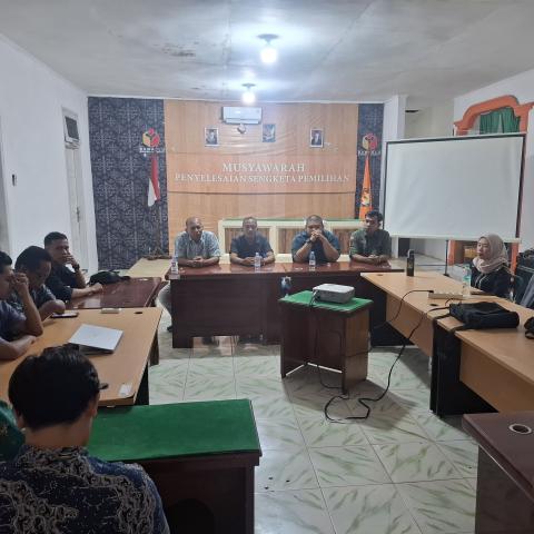 Anggota Bawaslu Kabupaten Labuhanbatu Dr. Bernat Panjaitan SH.M.Hum didampingi Kasubbag Pengawasan Pemilihan Umum dan Humas Ray Bachtian Rangkuti SH saat pelaksanaan Rapat Dalam Kantor 