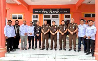 Ketua Bawaslu Labuhanbatu didampingi Anggota Bawaslu Labuhanbatu dan Kepala Kejaksaan Negeri Labuhanbatu foto bersama usai melakukan Silaturrahmi dan Koordinasi di Kantor Bawaslu