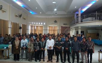 Anggota Bawaslu Labuhanbatu dan Narasumber Foto Bersama usai Kegiatan Rapat Koordinasi