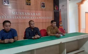 Ketua Bawaslu Labuhanbatu Wahyudi S.Sos didampingi Anggota Bawaslu Makmur Koordinator Divisi Sumber Daya Manusia, Organisasi dan Diklat dan Dr. Arman Harahap Koordinator Divisi Hukum dan Penyelesaian Sengketa saat memimpin rapat terkait rekrutmen Panwaslu Kecamatan.