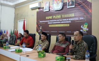 Ketua Bawaslu Kabupaten Labuhanbatu Wahyudi S.Sos.MM saat memberikan sambutan pada Rapat Pleno DPS di KPU Labuhanbatu