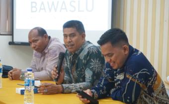 Anggota Bawaslu Labuhanbatu Makmur SE selaku Koordinator Divisi Sumber Daya Manusia, Organisasi dan Diklat bersama Dr. Bernat Panjaitan SH.M.Hum dan Khairul Nai Hasibuan ST.C.Med  selaku Koordinator Divisi Sumber Daya Manusia, Organisasi dan Diklat