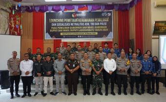 Ketua Bawaslu Labuhanbatu didampingi anggota foto bersama dengan peserta usai kegiatan.