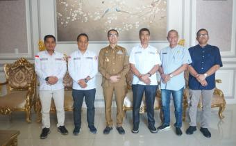 Anggota Bawaslu Kabupaten Labuhanbatu Makmur bersama Dr. Arman Harahap M.Si dan Khairul Nai Hasibuan ST.C.Med foto bersama dengan Pj. Bupati usai Audensi