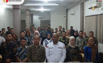 Ketua Bawaslu Labuhanbatu Wahyudi S.Sos.MM didampingi Anggota Bawaslu Dr. Bernat Panjaitan SH.M.Hum foto bersama dengan Panwaslu Usai memberikan materi