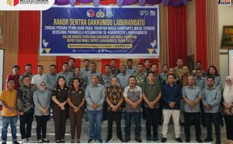 Ketua Bawaslu Labuhanbatu Wahyudi S.Sos.MM didampingi Anggota Bawaslu Dr. Bernat Panjaitan SH.M.Hum foto bersama dengan anggota Gakkumdu dan Panwaslu Kecamatan