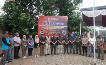 Ketua dan anggota Bawaslu Labuhanbatu foto bersama dengan peserta apel siaga usai melaksanakan apel siaga dihalaman Kantor Bawaslu Labuhanbatu