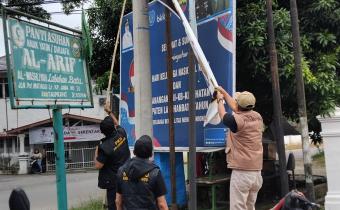 Bawaslu Kabupaten Labuhanbatu saat melaksanakan pengawasan Penertiban Alat Peraga Kampanye pada pemilihan serentak Tahun 2024