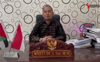 Ketua Bawaslu Kabupaten Labuhanbatu Wahyudi S.Sos.MM saat diruang kerjanya.