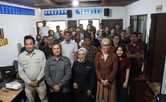 Anggota Bawaslu Provinsi Sumatera Utara Saut Boang Manalu foto bersama dengan peserta usai melaksanakan kegiatan