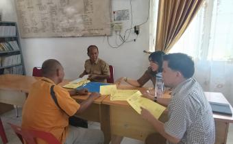 Anggota Bawaslu Kabupaten Labuhanbatu Dr. Bernat Panjaitan SH.M.Hum dan Khairul Nai Hasibuan ST.MH saat koordinasi di Kantor Kelurahan.