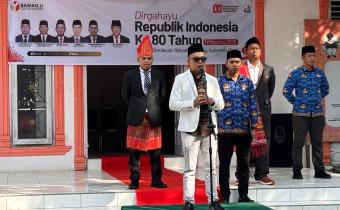 Ketua Bawaslu Kabupaten Labuhanbatu Wahyudi S.Sos.MM saat menjadi Inspektur Upacara di Kantor Bawaslu Kabupaten Labuhanbatu 