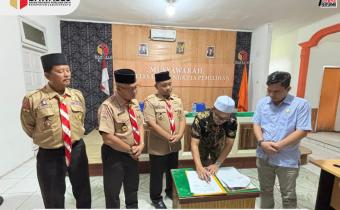 Ketua Bawaslu Kabupaten Labuhanbatu Wahyudi S.Sos.MM didampingi anggota Khairul Nai Hasibuan ST.MH saat melakukan penandatanganan MOU dengan Kwarcab Labuhanbatu 