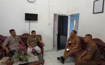 Anggota Bawaslu Labuhanbatu Makmur SE dan Khairul Nai Hasibuan ST.MH saat Koordinasi dengan Capil Labuhanbatu 