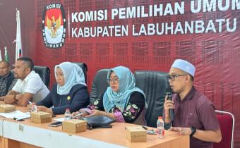 Ketua Bawaslu Kabupaten Labuhanbatu Wahyudi S.Sos.MM saat menghadiri Rapat Koordinasi di KPU Labuhanbatu.