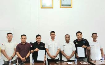 Bawaslu Kabupaten Labuhanbatu foto bersama dengan Koordinator Program Keluarga Harapan usai penandatanganan MOU