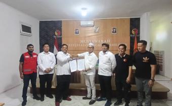 Ketua Bawaslu didampingi anggota Bawaslu dan Kepala Sekretariat foto bersama dengan Ketua PMI usai penandatanganan MOU 