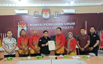 PU Kabupaten Labuhanbatu menyerahkan Berita Acara Hasil Pleno kepada Bawaslu Kabupaten Labuhanbatu 