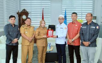 Ketua dan Anggota Bawaslu Kabupaten Labuhanbatu foto bersama dengan Ibu Bupati dan Wakil Bupati Kabupaten Labuhanbatu usai melakukan koordinasi 