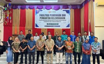 Anggota Bawaslu Labuhanbatu foto bersama dengan narasumber dan peserta usai pemaparan materi