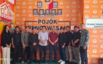 Anggota Bawaslu Sumut Bapak Suhadi Sukendar Situmorang SH.MH didampingi Ketua Bawaslu Kabupaten Labuhanbatu Wahyudi S.Sos.MM foto bersama dengan jajaran Sekretariat Bawaslu Kabupaten Labuhanbatu usai melakukan monitoring dan supervisi 