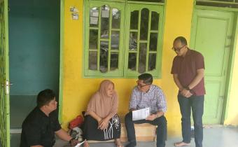 Anggota Bawaslu Sumut Bapak Suhadi Sukendar Situmorang didampingi Ketua Bawaslu Kabupaten Labuhanbatu Wahyudi saat melakukan uji petik 