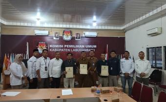 Anggota Bawaslu Kabupaten Labuhanbatu foto bersama usai Rapat Pleno Rekapitulasi PDPB Tahun 2025