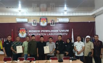 Foto Bersama dan Penyerahan Berita Acara Usai Rapat Pleno Rekapitulasi Daftar Pemilih Berkelanjutan Triwulan I 