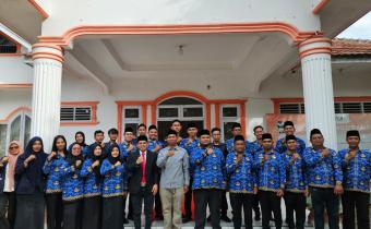 Anggota Bawaslu Kabupaten Labuhanbatu bersama Jajaran Sekretariat foto bersama usai melaksanakan upacara 