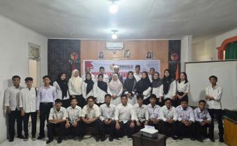 Ketua dan Anggota Bawaslu Kabupaten Labuhanbatu Foto bersama dengan peserta usai melaksanakan kegiatan Pendidikan Pengawasan Partisipatif 