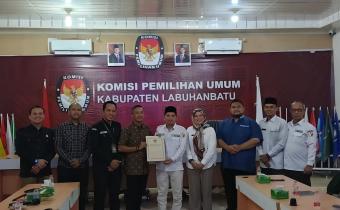 Ketua KPU Kabupaten Labuhanbatu saat memberikan Berita Acara Hasil Rekapitulasi kepada Bawaslu